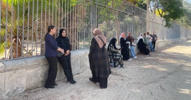 ثلاث ساعات من الانتظار.. أولياء الأمور يترقبون أبناءهم أمام لجان الثانوية