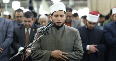 وكيل الأزهر يطمئن على إمام القبلة بالجامع الأزهر إثر تعرضه لنزيف فى المخ