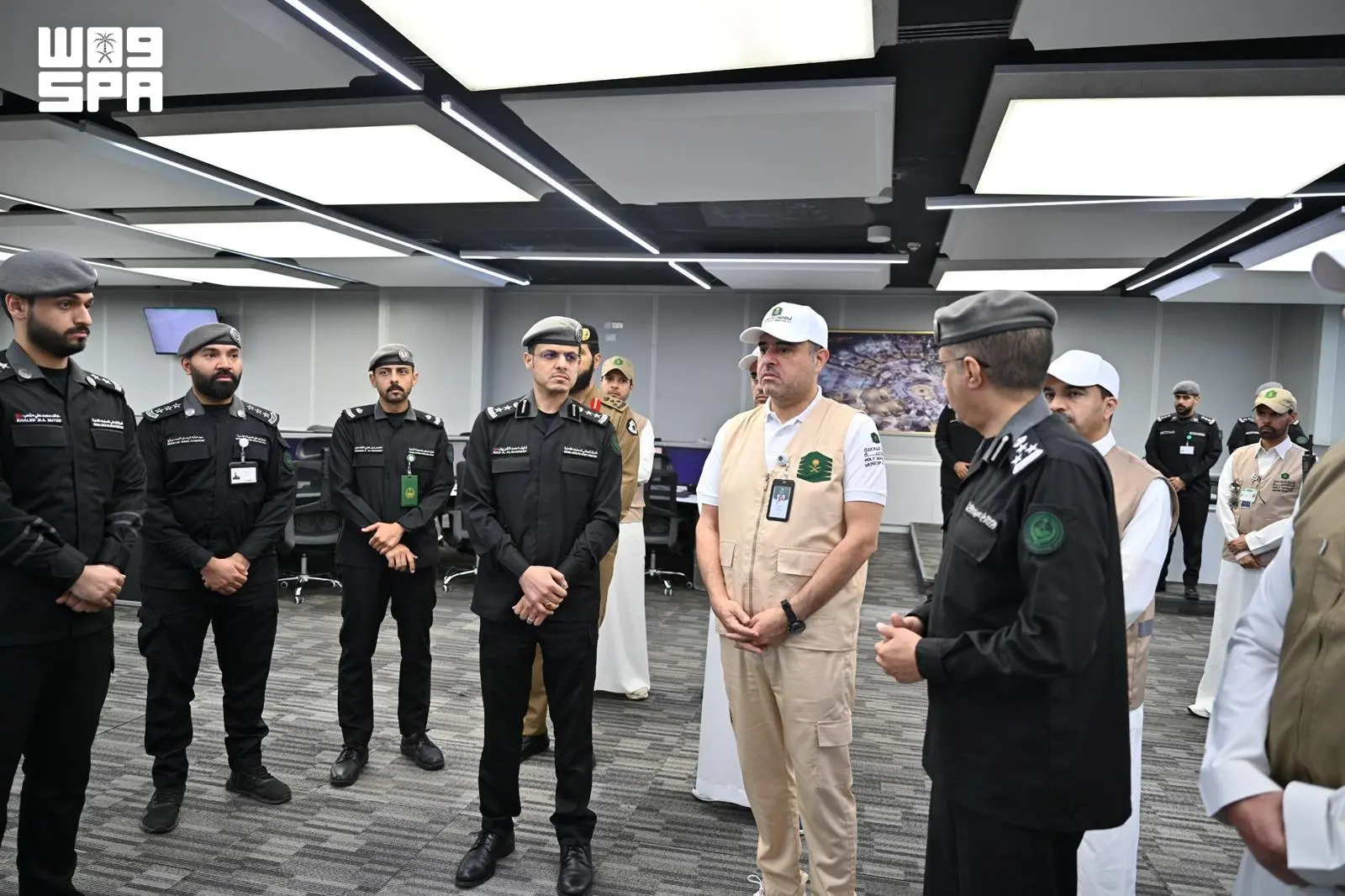 أمين العاصمة المقدسة يزور مركز العمليات الأمنية الموحدة 911 بمنطقة مكة المكرمة