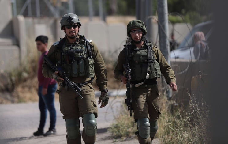 إصابة فلسطيني ونجله برصاص مستوطنين واقتحام مخيم الفوار بالخليل