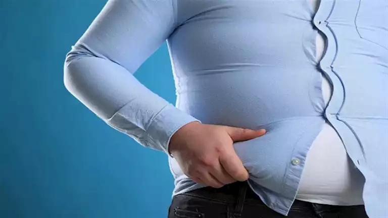 لماذا الإفراط في تناول الملح يسبب خللًا في الكبد وزيادة الوزن؟