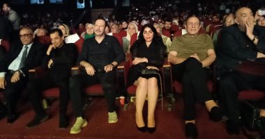 بحضور أيمن الشيوي وهشام عطوة.. احتفالية عيد العمال كاملة العدد على مسرح البالون