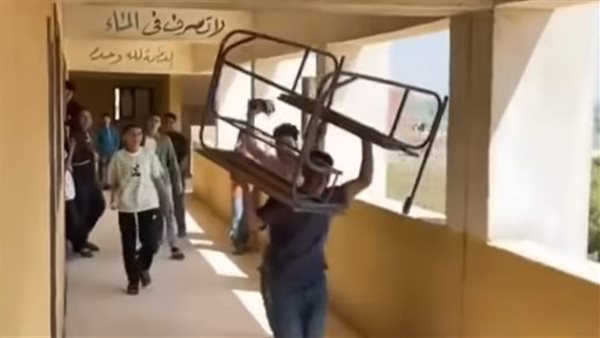 «التعليم» تحسم الجدل بشأن فيديو مشاجرة الطلاب بالتخت داخل مدرسة