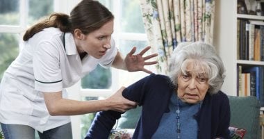 قانون رعاية المسنين يدعم تسهيلات حكومية وحماية للبيانات لكبار السن
