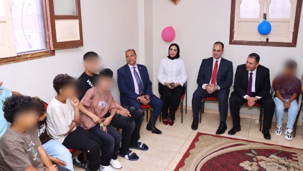 محافظ دمياط يشارك أبناء وبنات دور الضيافة بكفر البطيخ فرحتهم بعيد الأضحى