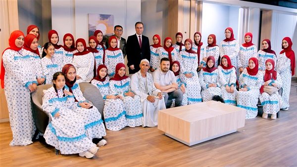 المسلماني يستقبل كورال الفلاحين بقرية الدوامة قبل الظهور في برنامج "من ماسبيرو"