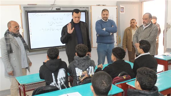 مدير تعليم سوهاج يتابع انتظام الدراسة بمدارس إدارة أخميم التعليمية