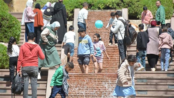 ثالث أيام العيد، زوار الأزهر بارك يهربون من الحر بين الظلال وصنابير المياه (صور)