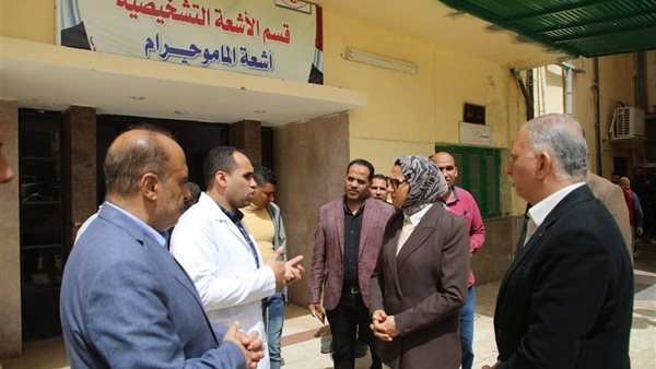 جولة إنسانية لمحافظ الوادي الجديد بمستشفى الخارجة التخصصي لتقديم التهنئة بعيد الفطر