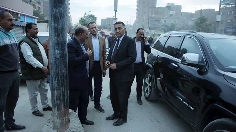 جولة تفقدية لمحافظ القليوبية بالقلج لبحث إنشاء موقف بديل بالقرية (صور)