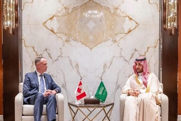 السعودية وكندا تبحثان التعاون الدفاعي وجهود استقرار المنطقة