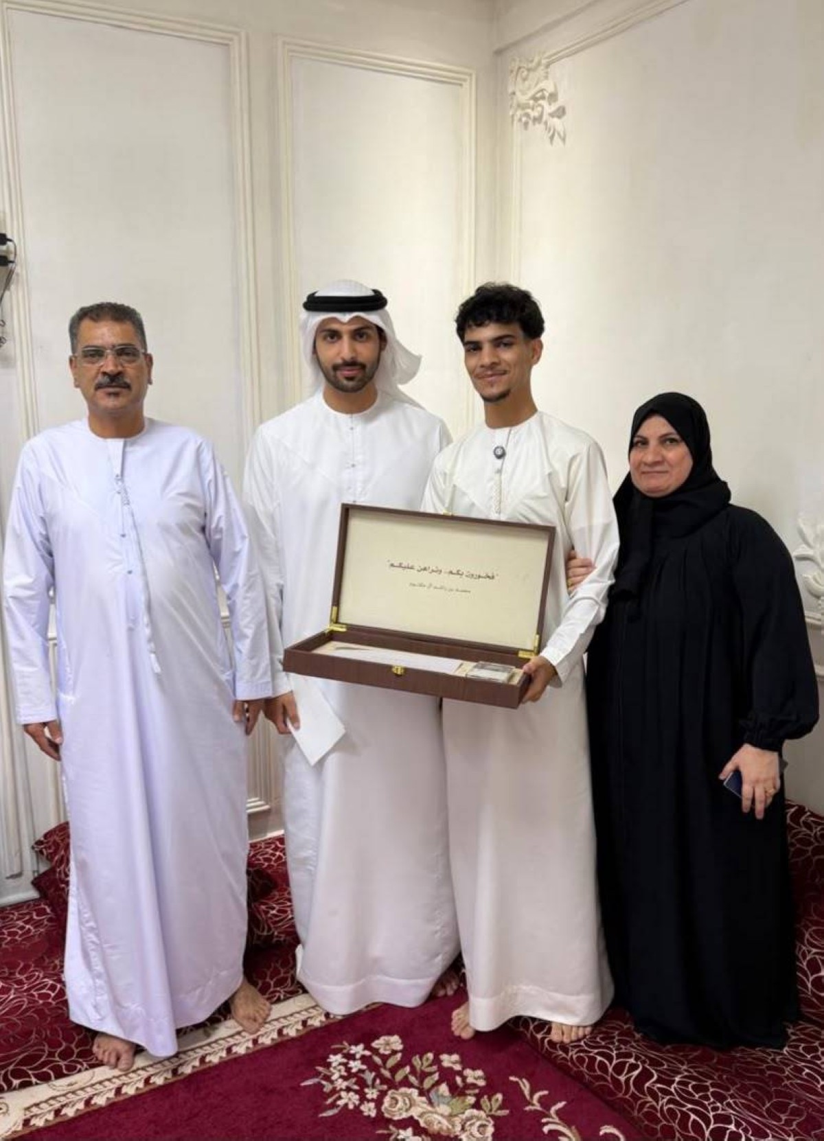 محمد بن راشد يهدي أوائل الثانوية 100 ألف درهم ورسالة فخر