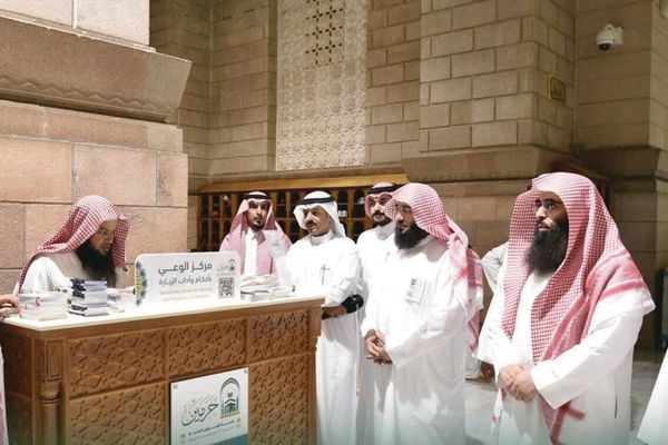 آداب الزيارة بلغات متعددة في المسجد النبوي