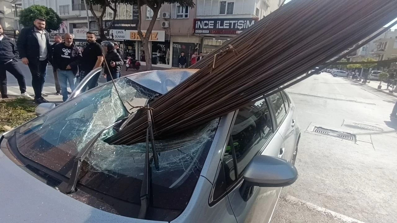 لحظات مرعبة.. نجاة شخصين بعد اختراق أسياخ حديدية سيارتهما في أنطاليا