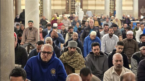 بصوتٍ خاشع، نجم دولة التلاوة يؤم المصلين في العشاء والتراويح بمسجد السيدة زينب (صور)