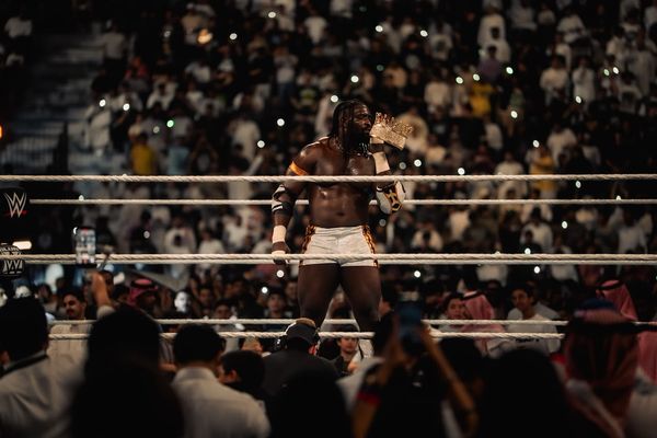 سامي زين يتوج بلقب "WWE" بلا منازع في ليلة تاريخية بالرياض