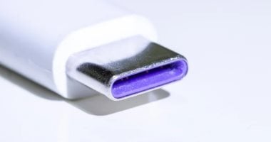 لماذا تكون بعض منافذ USB باللون البنفسجى؟ ولماذا لا تُباع فى الولايات المتحدة؟