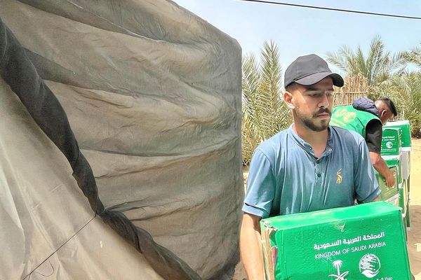 المملكة توزّع (206) سلال غذائية في مدينة خان يونس بغزة