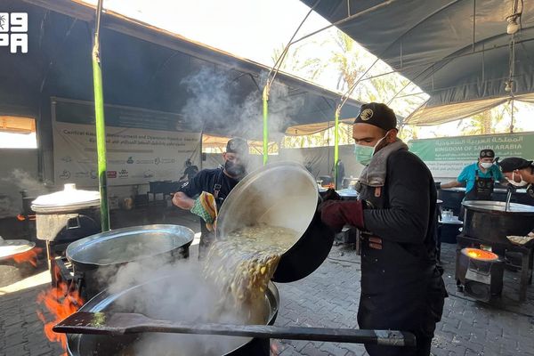 المملكة توزع 25,000 وجبة غذائية ساخنة في قطاع غزة