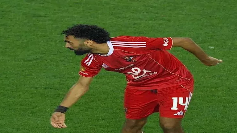 الأهلي يفاوض الشحات وكوكا لتجديد عقودهما