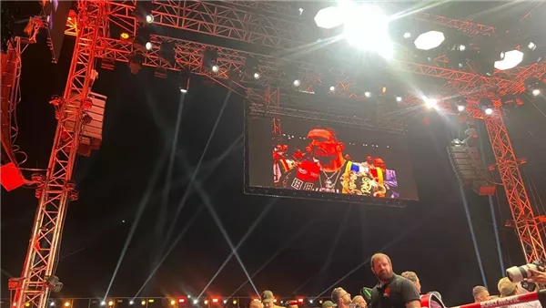أوسيك يتوج بطلا لنزال "Glory in Giza" أمام الأهرامات وآل الشيخ يسلمه الحزام (فيديو)
