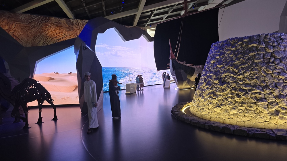 متحف عُمان عبر الزمان يستقبل نحو 940 ألف زائر منذ افتتاحه حتى يناير 2026