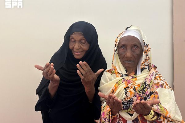 حاجة سبعينية من السودان تُجسّد معاني البرّ بخدمة والدتها التسعينية في المشاعر