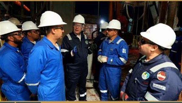 في جولة بالصحراء الغربية، وزير البترول يتفقد موقع الحفار (EDC 73) ويبيت مع عمال الوردية الليلية (فيديو)