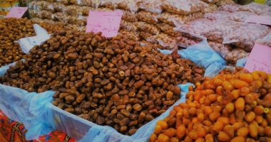 مع اقتراب شهر الصوم.. طرح كميات كبيرة من البلح السيوى بمحلات مطروح والمحافظات الأخرى.. الواحة تنتج كميات كبيرة من التمور تمد بها الأسواق المحلية والدولية.. تتعدد الأنواع والأسعار تختلف حسب الصنف