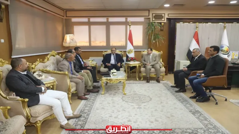 رئيس جامعة قنا يستقبل وفد شركة النهضة للصناعات لتعزيز التعاون المشترك