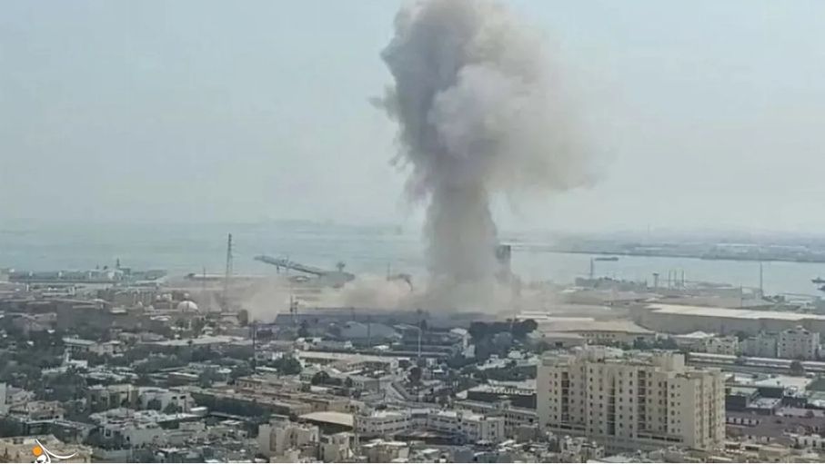 اندلاع حريق بمحطة كهرباء بالكويت جراء سقوط شظايا مسيّرة...
