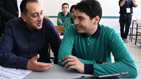 رئيس الوزراء يٌفاجئ طالب بسؤال: «عمرك سمعت عن البورصة»