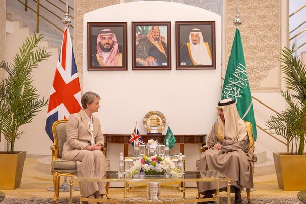 فيصل بن فرحان يستقبل وزيرة خارجية بريطانيا