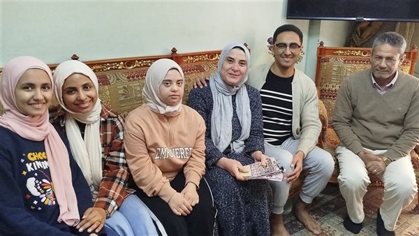 حُرِمَتْ من الإنجاب فكانت أمًا لأربعة أيتام، قصة كفاح معلمة بالغربية حازت لقب الأم المثالية البديلة (فيديو)