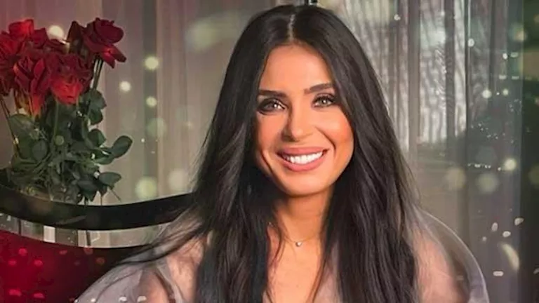 دينا ترفع علم مصر وتؤازر الفراعنة أمام بلجيكا في كأس العالم