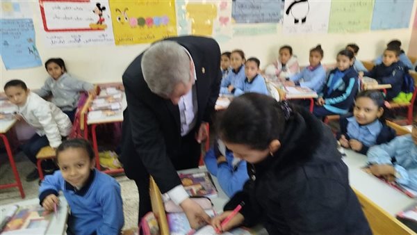 وكيل التعليم بالشرقية يتفقد مدرستي ميت العز الابتدائية والثانوية بفاقوس