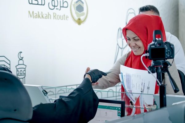 وزارة الداخلية تواصل تنفيذ «مبادرة طريق مكة» عبر (17) منفذًا في (10) دول
