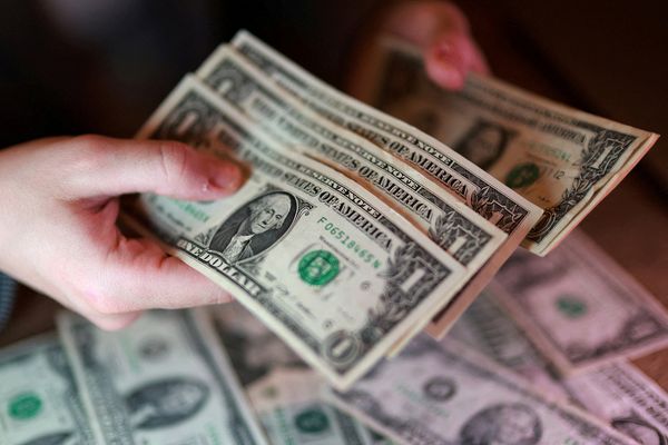 استقرارُ سعر الدّولار وسط ترقّب إحراز تقدّم في مفاوضات السّلام بين أمريكا وإيران