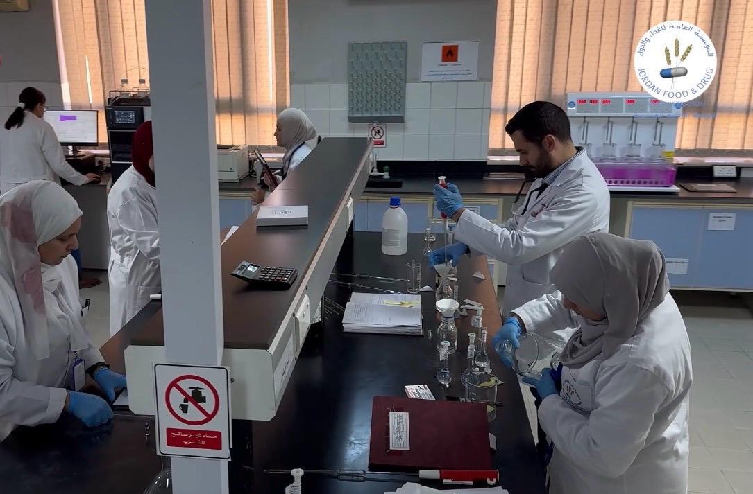 تجديد اعتماد مختبر الرقابة الدوائية في المؤسسة العامة للغذاء والدواء