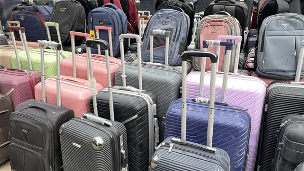 أسعار شنط السفر بالعتبة تزامنًا مع اقتراب موسم الحج.. تبدأ من 300 جنيه وتصل إلى 1700.. القماش والسيليكون والفايبر “أبرز الأنواع”.. وهذه أهم النصائح عند الشراء