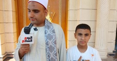عكاز أبيه.. طفل يصطحب والده الكفيف إلى تصفيات دولة التلاوة بالشرقية (فيديو)