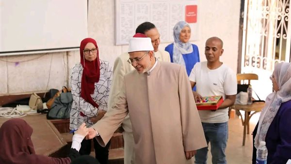 رئيس جامعة الأزهر يوزع الشيكولاتة على الطلاب في لجان امتحانات نهاية العام الدراسي (صور)
