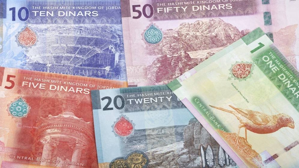جو 24 : رئيس الوزراء يوجه بزيادة رواتب الموظفين والمتقاعدين ممن تقل رواتبهم عن 600 دينار بمقدار (30) دينارا