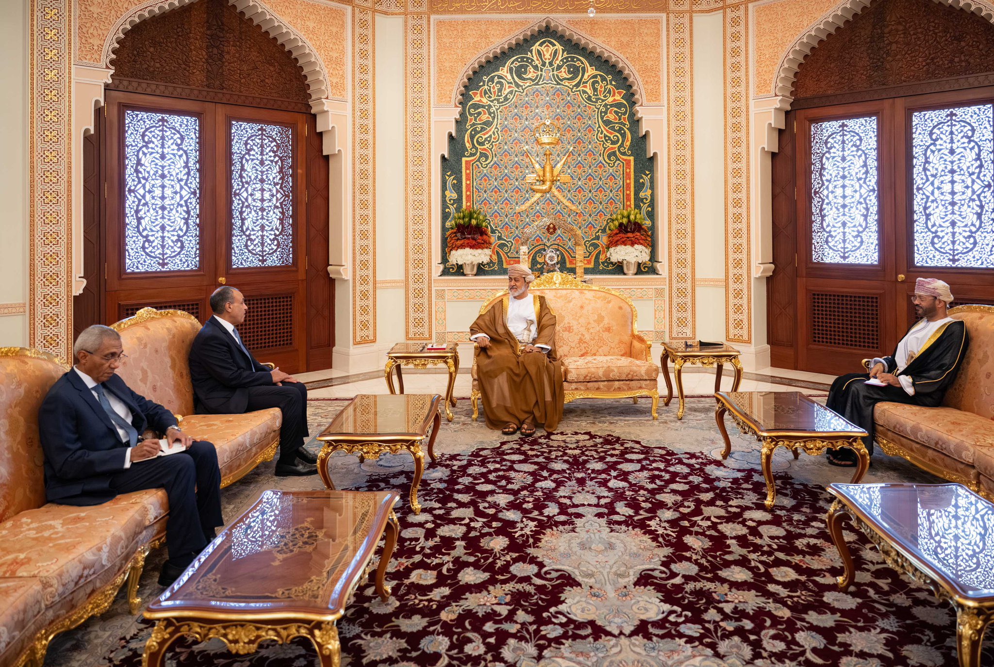 جلالة السلطان يستقبل وزير الخارجية المصري لبحث الأوضاع الإقليمية وتوحيد الجهود لوقف التصعيد