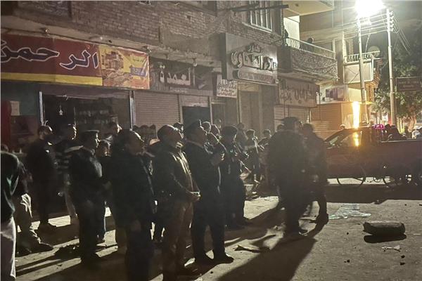 انهيار حائط ببرج تحت الإنشاء وتضرر 3 سيارات في المنيا ونائب المحافظ يتفقد الموقع
