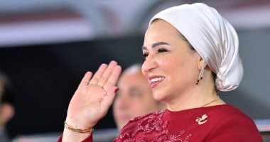 فرحانة فرحة أم ببنتها اللي بتتجوز.. السيدة انتصار السيسي تشهد فعالية فرحة مصر