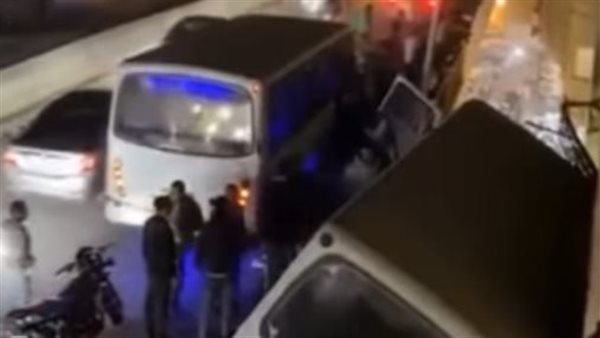 رفع آثار حادث اصطدام ميني باص بـ"بلكونة شقة" بالمهندسين وجهود مكثفة لضبط السائق (صور)