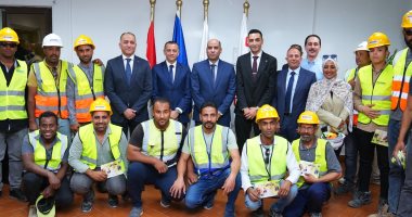وزير العمل ومحافظ أسوان يسلمان شنط "عدة عمل" وبونات لعمالة غير منتظمة