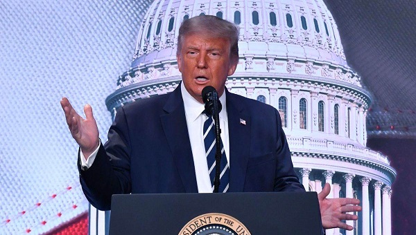 الرئيس الأمريكي يعلن تعليق استهداف منشآت الطاقة لـ10 أيام بطلب من إيران