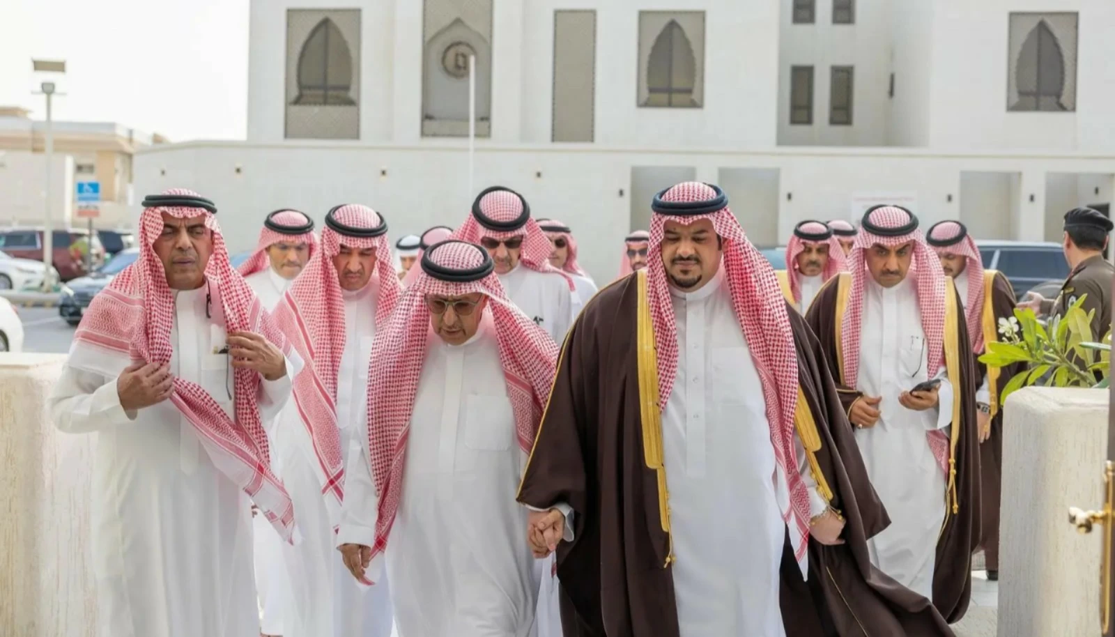 نائب أمير منطقة الرياض يؤدي صلاة الميت على رجل الأعمال حمد الجميح